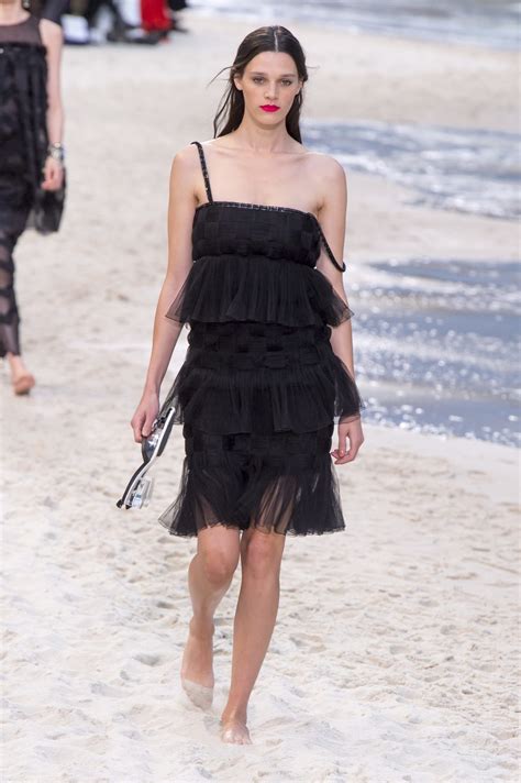 petite robe noire chanel.